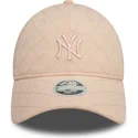 verstellbare-rosa-damen-cap-mit-gebogenem-schirm-9twenty-padded-der-new-york-yankees-mlb-von-new-era
