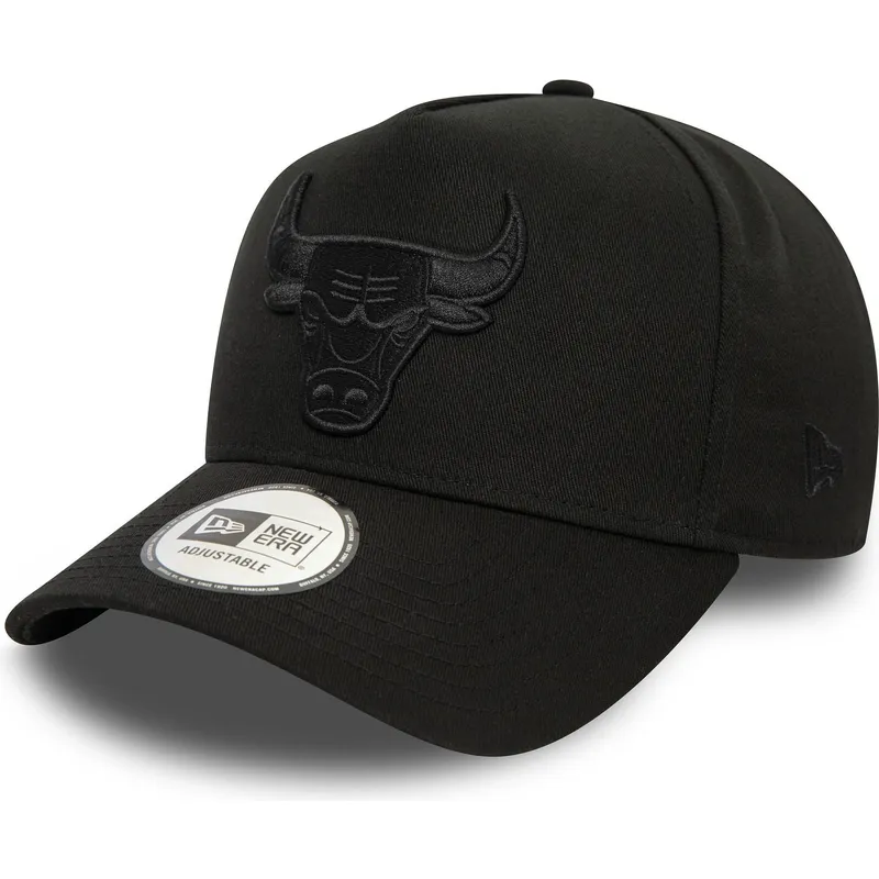 schwarze-snapback-kappe-mit-gebogenem-schirm-und-schwarzem-logo-9forty-e-frame-monochrome-der-chicago-bulls-nba-von-new-era