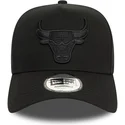 schwarze-snapback-kappe-mit-gebogenem-schirm-und-schwarzem-logo-9forty-e-frame-monochrome-der-chicago-bulls-nba-von-new-era
