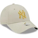beige-verstellbare-curved-cap-fur-damen-mit-goldenem-logo-9forty-metallic-logo-der-new-york-yankees-mlb-von-new-era