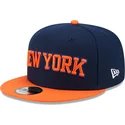 marineblaue-und-orangefarbene-flache-snapback-kappe-9fifty-statement-der-new-york-knicks-nba-von-new-era