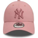 verstellbare-rosa-kappe-mit-gebogenem-schirm-und-rosa-logo-9forty-league-essential-der-new-york-yankees-mlb-von-new-era