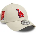 beige-justerbar-bojd-keps-med-rod-logotyp-9forty-side-patch-los-angeles-dodgers-mlb-fran-new-era