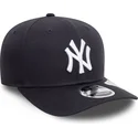 marineblaue-gebogene-snapback-kappe-9seventy-stretch-snap-der-new-york-yankees-mlb-von-new-era