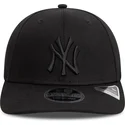 schwarze-gebogene-snapback-kappe-mit-schwarzem-logo-9seventy-stretch-snap-der-new-york-yankees-mlb-von-new-era