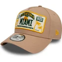 ljusbrun-kurvad-snapback-keps-9forty-a-frame-license-plate-fran-miami-stader-och-strander-av-new-era