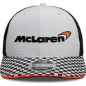 vit-och-svart-platt-truckerkeps-snapback-9fifty-checkered-visor-fran-mclaren-racing-formula-1-av-new-era