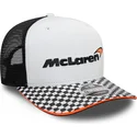 weisse-und-schwarze-flache-trucker-kappe-snapback-9fifty-checkered-visor-von-mclaren-racing-formula-1-von-new-era