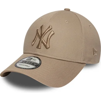 Justerbar ljusbrun böjd keps med brunt logo 9FORTY League Essential av New York Yankees MLB från New Era
