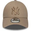 new-era-9forty-league-essential-verstellbare-hellbraune-kappe-mit-braunem-logo-der-new-york-yankees-mlb