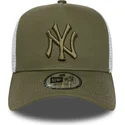 gron-och-vit-trucker-keps-med-gront-logo-a-frame-league-essential-fran-new-york-yankees-mlb-av-new-era