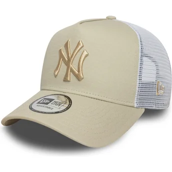 Beige och vit truckerkeps med beige logotyp A Frame League Essential av New York Yankees MLB från New Era