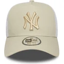 new-era-new-york-yankees-mlb-a-frame-league-essential-beige-och-vit-truckerkeps-med-beige-logotyp