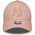 rosa-justerbar-kurvkeps-for-damer-med-rosa-logotyp-9forty-league-essential-new-york-yankees-mlb-fran-new-era