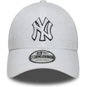 weisse-verstellbare-9forty-kappe-new-york-yankees-mlb-outline-von-new-era