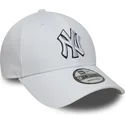 weisse-verstellbare-9forty-kappe-new-york-yankees-mlb-outline-von-new-era