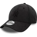 schwarze-verstellbare-curved-cap-mit-schwarzem-logo-9forty-quilted-der-new-york-yankees-mlb-von-new-era