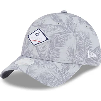 Čepice zaoblená šedá nastavitelný pásek 9TWENTY Leaf Open Back Spring Training Fan Pack 2025 New York Yankees MLB New Era