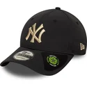 schwarze-verstellbare-curved-cap-mit-beigem-logo-9forty-recycled-der-new-york-yankees-mlb-von-new-era