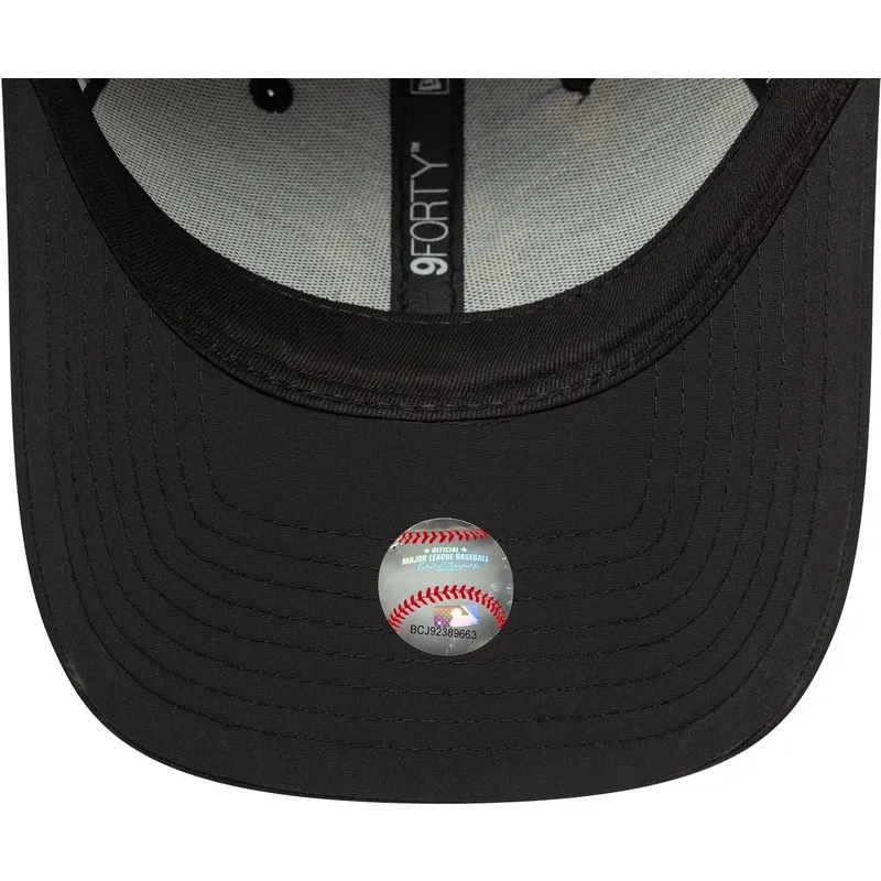 schwarze-verstellbare-curved-cap-mit-beigem-logo-9forty-recycled-der-new-york-yankees-mlb-von-new-era