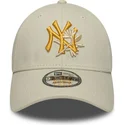 beige-verstellbare-kappe-mit-gebogenem-schirm-und-gelbem-logo-9forty-floral-icon-der-new-york-yankees-mlb-von-new-era