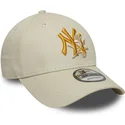 beige-verstellbare-kappe-mit-gebogenem-schirm-und-gelbem-logo-9forty-floral-icon-der-new-york-yankees-mlb-von-new-era
