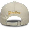 beige-verstellbare-kappe-mit-gebogenem-schirm-und-gelbem-logo-9forty-floral-icon-der-new-york-yankees-mlb-von-new-era