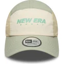 beige-und-grune-verstellbare-curved-cap-runner-tech-von-new-era