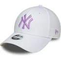 weisse-verstellbare-damen-cap-mit-gebogenem-schirm-und-violettem-logo-9forty-league-essential-der-new-york-yankees-mlb-von-new-e