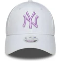 weisse-verstellbare-damen-cap-mit-gebogenem-schirm-und-violettem-logo-9forty-league-essential-der-new-york-yankees-mlb-von-new-e