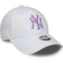 weisse-verstellbare-damen-cap-mit-gebogenem-schirm-und-violettem-logo-9forty-league-essential-der-new-york-yankees-mlb-von-new-e