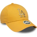 verstellbare-gelbe-damen-cap-mit-gebogenem-schirm-9forty-metallic-logo-der-los-angeles-dodgers-mlb-von-new-era