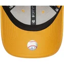 verstellbare-gelbe-damen-cap-mit-gebogenem-schirm-9forty-metallic-logo-der-los-angeles-dodgers-mlb-von-new-era