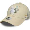 beige-verstellbare-damenkappe-mit-gebogenem-schirm-9forty-floral-icon-der-los-angeles-dodgers-mlb-von-new-era