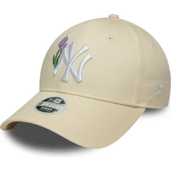 Beige gebogene verstellbare Damenkappe 9FORTY Beaded der New York Yankees MLB von New Era
