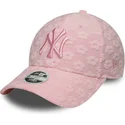 verstellbare-rosa-damenkappe-mit-gebogenem-schirm-9forty-floral-towelling-der-new-york-yankees-mlb-von-new-era