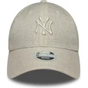 beige-gebogene-verstellbare-damenkappe-9forty-woven-der-new-york-yankees-mlb-von-new-era