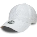 verstellbare-weisse-damenkappe-mit-gebogenem-schirm-und-weissem-9twenty-broderie-logo-der-new-york-yankees-mlb-von-new-era