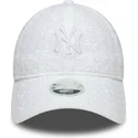 verstellbare-weisse-damenkappe-mit-gebogenem-schirm-und-weissem-9twenty-broderie-logo-der-new-york-yankees-mlb-von-new-era
