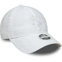 verstellbare-weisse-damenkappe-mit-gebogenem-schirm-und-weissem-9twenty-broderie-logo-der-new-york-yankees-mlb-von-new-era
