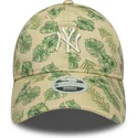 beige-verstellbare-damenkappe-9twenty-all-over-print-tropical-der-new-york-yankees-mlb-von-new-era