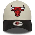 verstellbare-beige-und-schwarze-9forty-contrast-patch-kappe-mit-gebogenem-schirm-von-den-chicago-bulls-nba-von-new-era