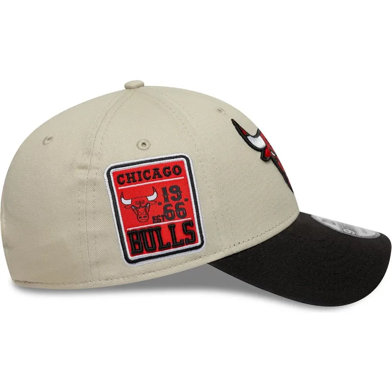 beige-und-schwarze-verstellbare-curved-cap-9forty-contrast-patch-der-chicago-bulls-nba-von-new-era