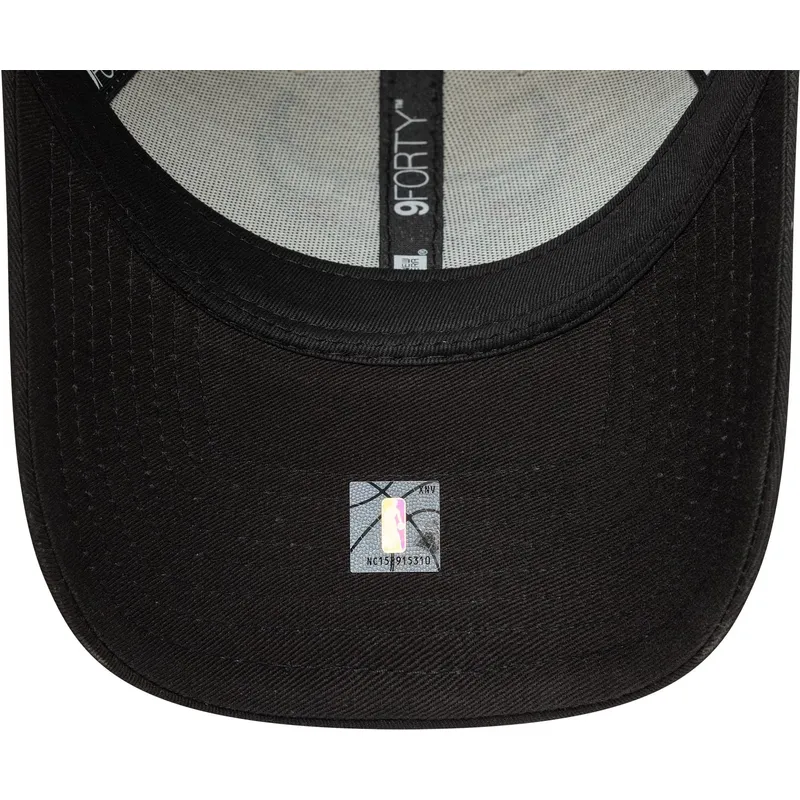 beige-und-schwarze-verstellbare-curved-cap-9forty-contrast-patch-der-chicago-bulls-nba-von-new-era