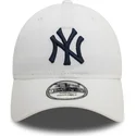 weisse-verstellbare-kappe-mit-gebogenem-schirm-und-blauem-logo-9twenty-core-classic-der-new-york-yankees-mlb-von-new-era