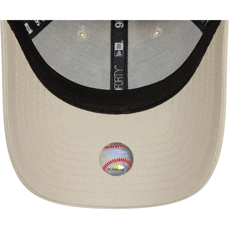 bojd-beige-justerbar-keps-med-vit-logotyp-9forty-league-essential-fran-new-york-yankees-mlb-av-new-era
