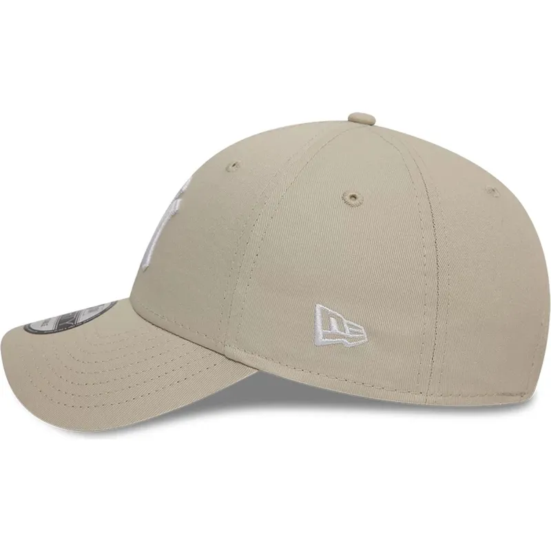 beige-verstellbare-curved-cap-mit-weissem-logo-9forty-league-essential-der-new-york-yankees-mlb-von-new-era
