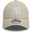 bojd-beige-justerbar-keps-med-vit-logotyp-9forty-league-essential-fran-new-york-yankees-mlb-av-new-era