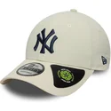 beige-verstellbare-kappe-mit-gebogenem-schirm-und-dunkelblauem-logo-9forty-recycled-der-new-york-yankees-mlb-von-new-era