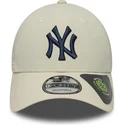 beige-verstellbare-kappe-mit-gebogenem-schirm-und-dunkelblauem-logo-9forty-recycled-der-new-york-yankees-mlb-von-new-era